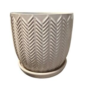 Isola Galleria Textured Ceramic Flower Pot Saucer White Herringbone Design